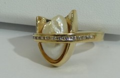 Modern Space Age Solid Gold Ring w/ Mississippi River Pearl & Band of Diamonds