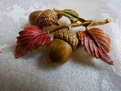 Brooch Designer Signed TONA Fall Autumn Leaf Acorns Orange Gold Tone 2″×1.5″