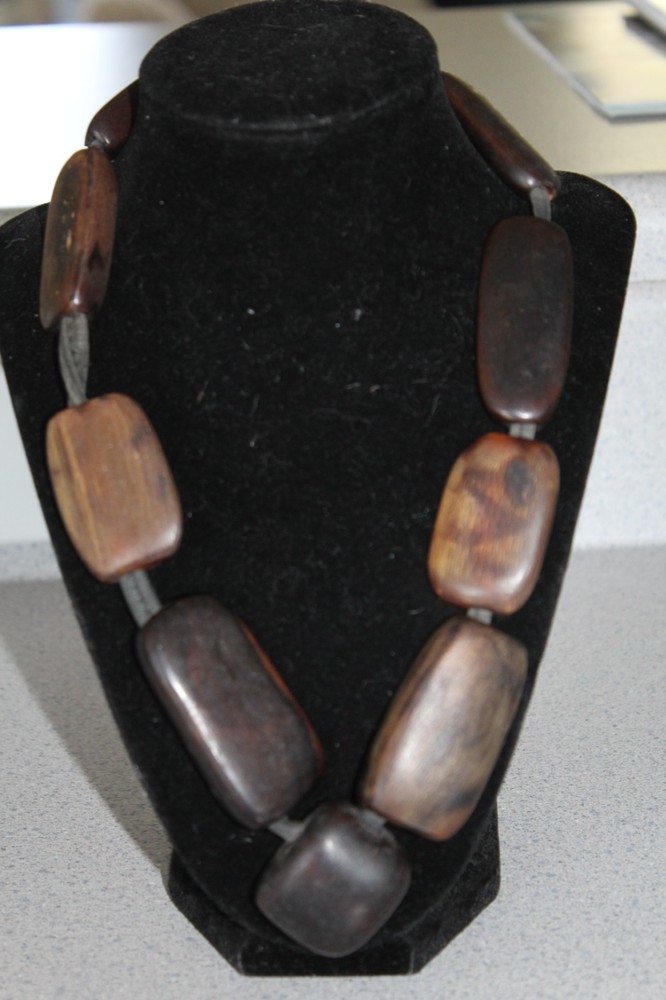 VTG BEAUTIFUL Gerda Lynggaard Monies Wood & Leather Necklace ORG TAG 21″ Long