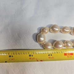 Vtg 1955-1969(C) Trifari Single Strand Pearl Gold Tone Spring Clasped Necklace