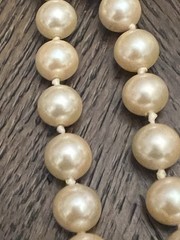 LES BERNARD FAUX PEARL GOLD TONE (WEAR NOTED) RAM HEAD CLASP NECKLACE 34IN LONG