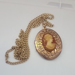 Vintage Cameo Locket Pendant Necklace Gold-Tone Oval Brown Beige Stone Beauty