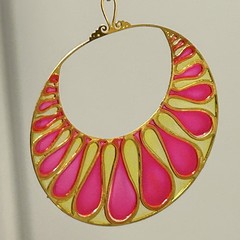 Vintage hot pink hoop earrings Gold wire teardrop petals round MOD groovy hoops