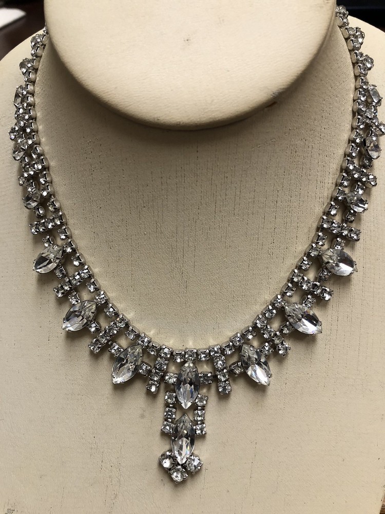 VINTAGE RHINESTONES MARQUISE AND ROUND SILVER TONE NECKLACE 15″