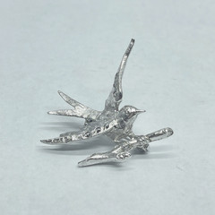 Vintage Silver‑Tone Textured Bird Brooch – Rhinestone Accents- No Markings