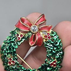 Vtg AAI CHRISTMAS WREATH BOW Brooch Pin green red Rhinestone