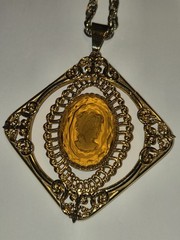Vintage Mid-Century Amber Glass Cameo Large 2.75″ Pendant Gold 23″ Rope Chain