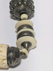 Vintage Silver Tone Metal & Off White Acrylic Chunky Bead Necklace 21″. Hammered