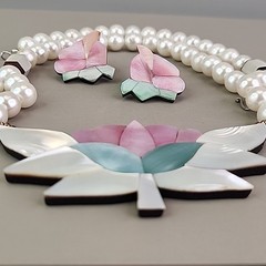 Vintage Lee Sands Beaded Necklace Pierced Earrings Set Latus Flower MOP White