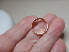VINTAGE 9CT GOLD RING WITH ENGRAVED DECORATION 3673