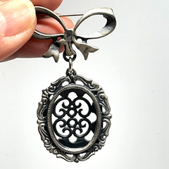 Vintage Romantic Victorian Style Bow Pin Brooch Wearable Picture Frame Dangling