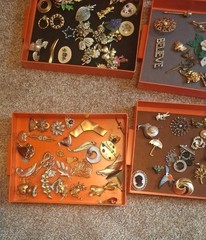 COSTUME JEWELERY LOT 200 + PIECES SOME SIGNED IN GOOD TO VERY GOOD CONDITION