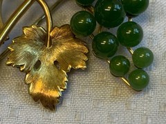 Vtg Gold Filled Krementz Grape Cluster Brooch 7.48g Jewelry Jade Look Stones Pin
