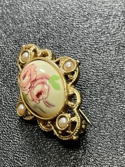 Vintage 1.3” Pink Rose Flower Painted Cabochon Faux Pearl Gold Tone Brooch Pin