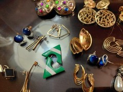Fabulous vintage earrings 1960’s Lot. ( 108 Pcs )