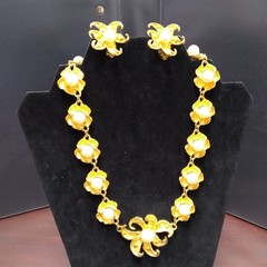 Vintage NATORI Gold Tone Faux Pearl 18 inch Flower Necklace and Earring Set