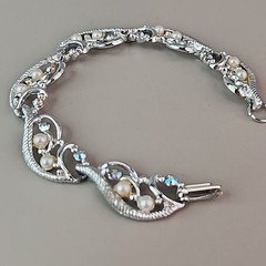 Vintage Rhinestone Bracelet Faux Pearls Silver Tone Scalloped 7″