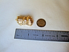 VTG 1970s RIBBON BOW GOLD TONE HINGED W/SAFETY CATCH DRESS/SCARF CLIP