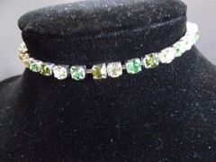 Vtg Costume Jewlery Dark Green, Green, White Sparkly Glass 2.25″in Stretchy