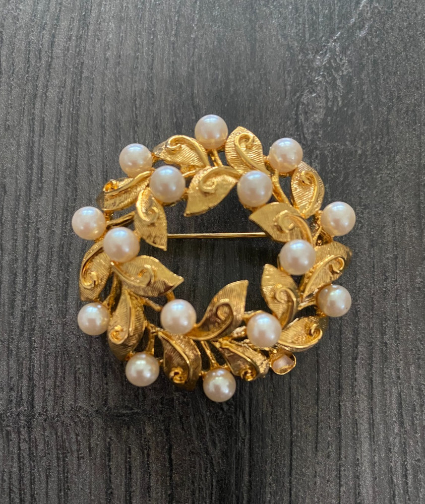 Crown Trifari Faux Pearl Ivy Leaf Wreath Circle Brooch Brushed Gold Tone VTG