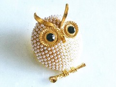 WHITE OWL BROOCH! Wise Figural, Cute Animal, Bird Motif Pin. Imitation Pearls!
