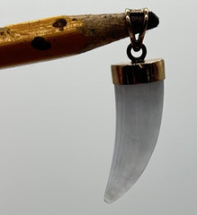 Vintage 14K Gold & White Jade Nephrite Tooth/Claw Shaped Jewelry Pendant (4.75g)