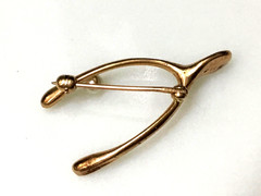 VINTAGE~14K YELLOW GOLD PEARL FIGURAL WISHBONE PIN BROOCH~2.8g~GOOD LUCK JUNE