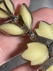 Vintage Signed Crown TRIFARI Poured Glass Bezel Flower Necklace 15.5″ pls read