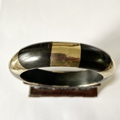 VINTAGE BLACK BONED HORN w/BRASS GOLD INLAIDED DESIGNED SLIP ON BANGLE BRACELET