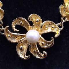 Vintage NATORI Gold Tone Faux Pearl 18 inch Flower Necklace and Earring Set