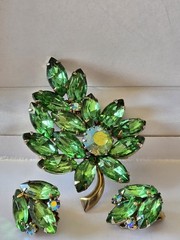 JULIANA STYLE EMERALD GREEN MARQUISE RHINESTONES/IRIDESCENT BROOCH & EARRINGS