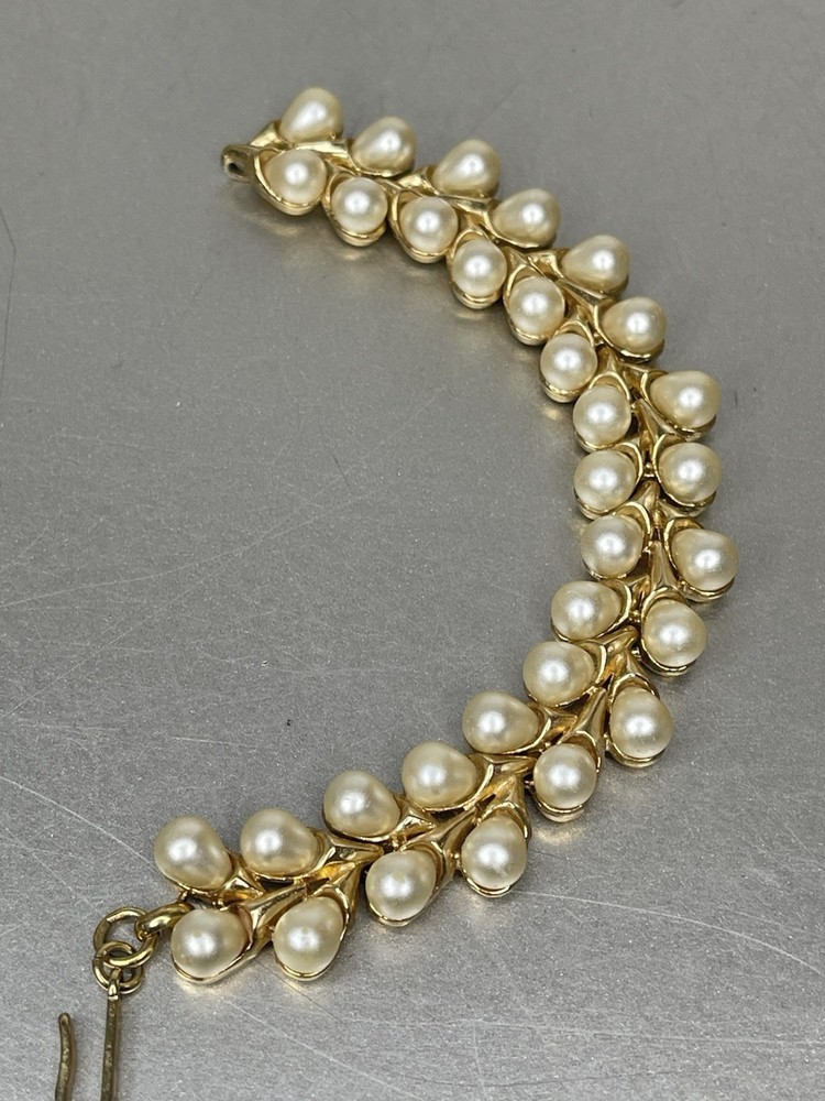 Vintage TRIFARI Serrated Rope Gold Tone Signed BRACELET Faux Pearl 6.25in