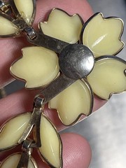 Vintage Signed Crown TRIFARI Poured Glass Bezel Flower Necklace 15.5″ pls read