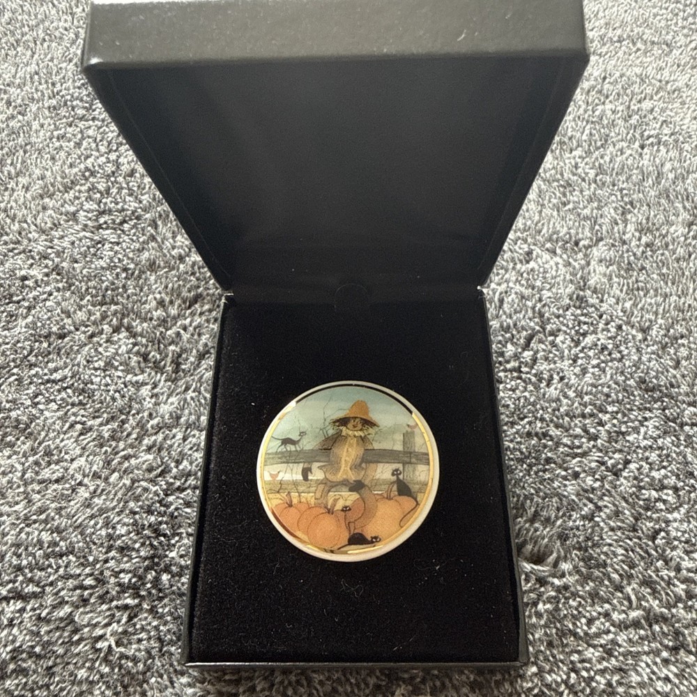 P. Buckley Moss Society Membership Pin | 2008 | Fall Friends Original Case#43668