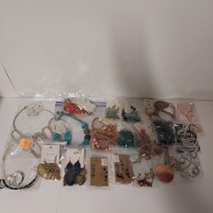 21 Pc VINTAGE Jewelry Lot 14 Necklace And Earring Sets & 6 Single Necklaces