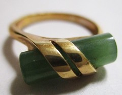 VINTAGE 1970s AVON CAPTURED JADE RING, GOLDTONE, JEPHRITE JADE CYLINDER, SZ 7