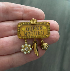 Maximal Art Queen Mother Pin Brooch Vintage Gold Tone Crown W/ Dangle Charms