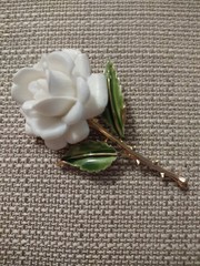 Vntg Gorgeous Crown Trifari White Rose Green Enamel Brooch Thorn Stem