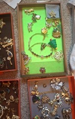 COSTUME JEWELERY LOT 200 + PIECES SOME SIGNED IN GOOD TO VERY GOOD CONDITION
