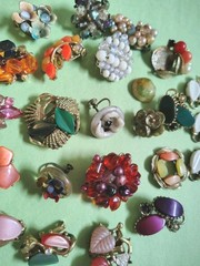 Vintage Collection of THERMOSET LUCITE & Glass Beads & Pieces – Some are Signed