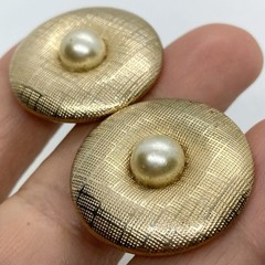 VTG MCM TEXTURED GOLD PUFFY DISC PEARL HUGGIE EARRINGS CLIP-ON