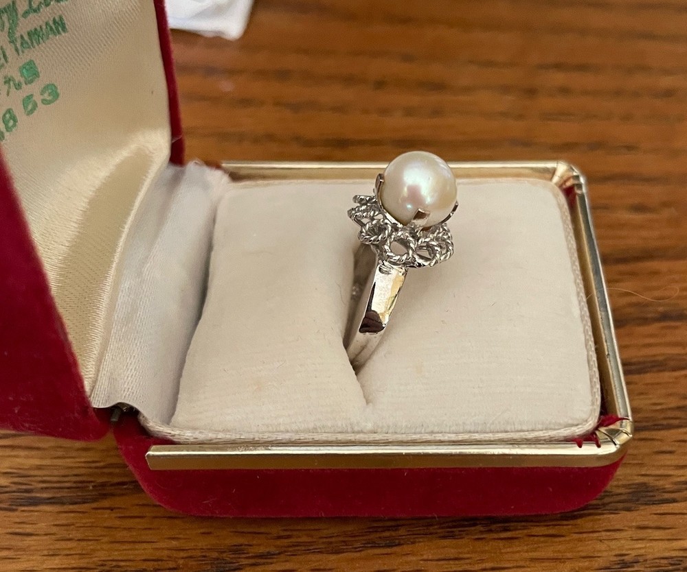 70s Vintage 18K White Gold Floral 8mm pearl Ring – Beautiful and Unique! Sz 4.5