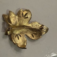 Vintage B.S.K. Gold Tone Textured Maple Leaf Fall Brooch Pin Jewelry 2.5″