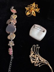 Vintage Jewelry Lot (8) 2 Watches 1 Bracelet 5 Brooches Mint Japan
