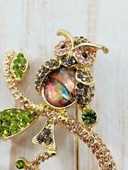 NAPIER VINTAGE MOM & BABY OWL BROOCH RHINESTONES LEAVES GOLDTONE