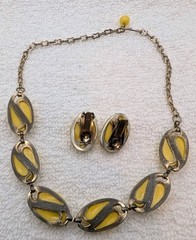 Yellow Thermoset In Gold Tone Necklace & Matching Clip Earrings Set Vintage