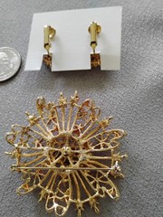 Vtg 1970’s Brooch & Clip Earrings -Pastel Pink Stones W Enameling-Daisy Design