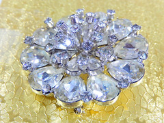 VITG HIGH END LARGE PEAR CUT & ROUND RHINESTONE DIMENSIONAL SPIKY CENTER BROOCH