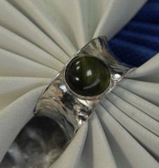 Hand Wrought Green Cat’s Eye Tourmaline 0.925 Sterling Silver Estate Ring Size 6