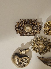 5 Brooches Vintage One Signed AAi